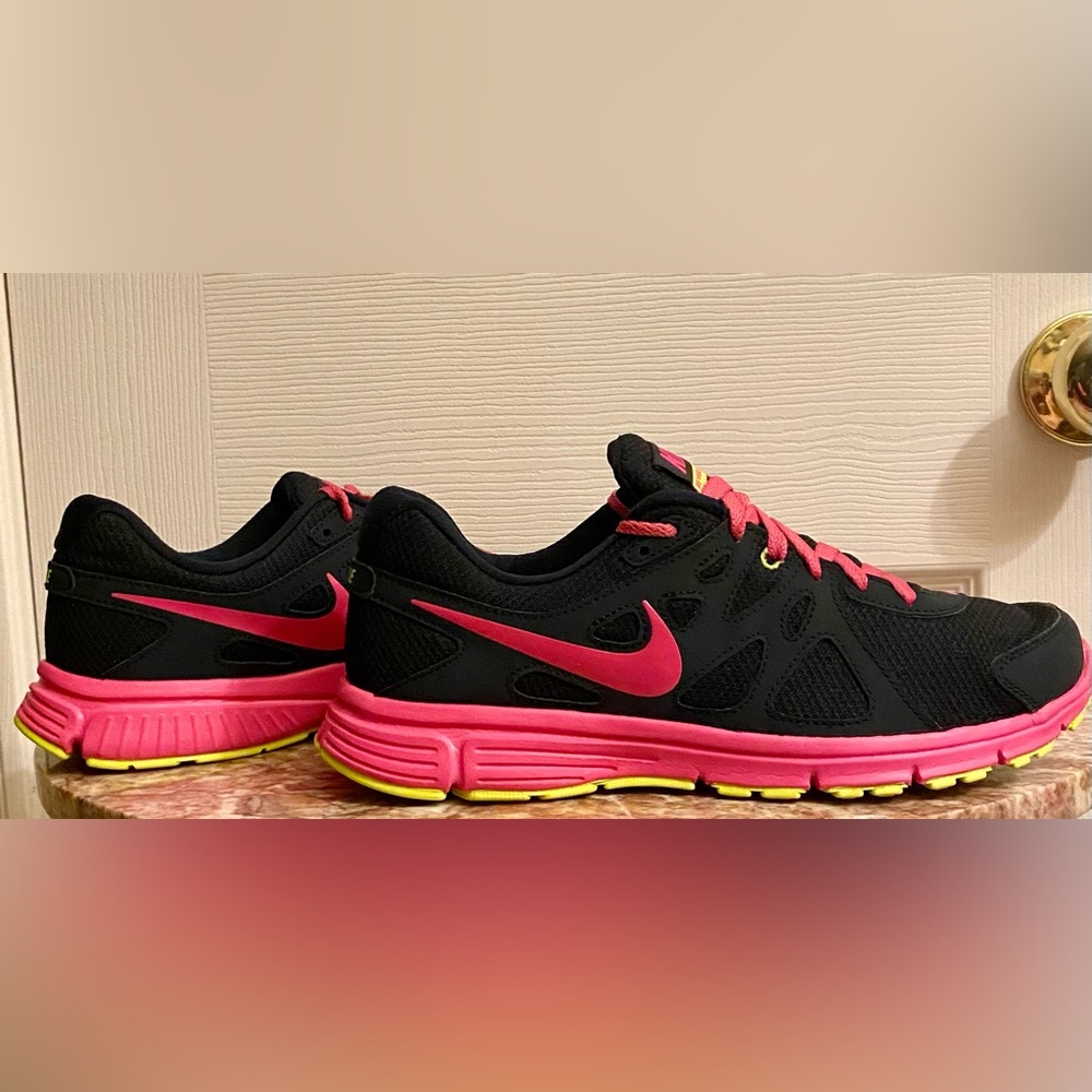 NIKE Revolution 2 Running Shoe; Size 11; Black and Pink; Perfect condition. - Picture 5 of 10